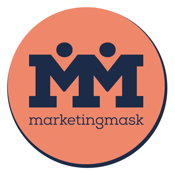 Marketingmask logó. Két kék M-betű, mindegyik felett pont, alatta Marketingmask felirat, lazacszínű háttér előtt.
